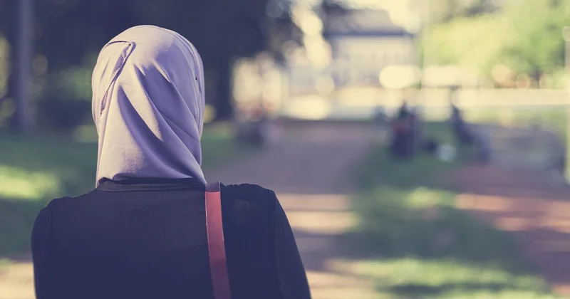 Fransa 15 yaşından küçüklere başörtüsünü yasaklama konusunda fikir ayrılığı yaşıyor