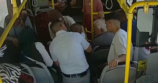 Otobüs şoförü 1 yaşındaki çocuğu Heimlich manevrasıyla kurtardı VİDEO İZLE