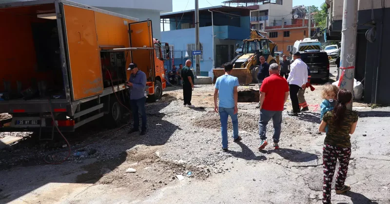 İzmir de ortalık savaş alanına döndü: Su borusu patladı!