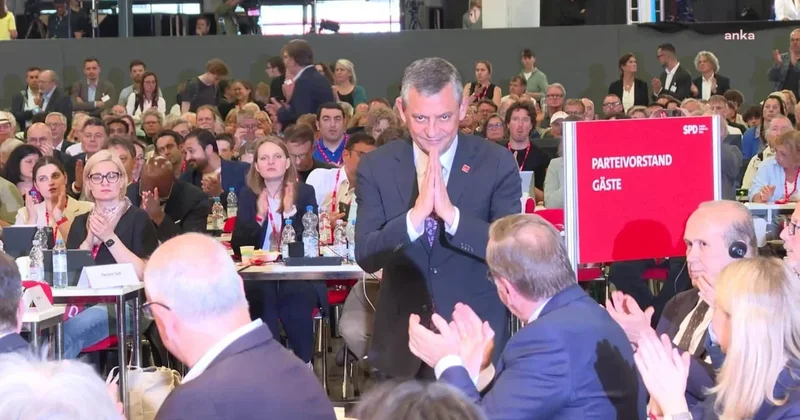 Özgür Özel, Berlin deki SPD Kongresi nde ayakta alkışlandı Sözcü Gazetesi