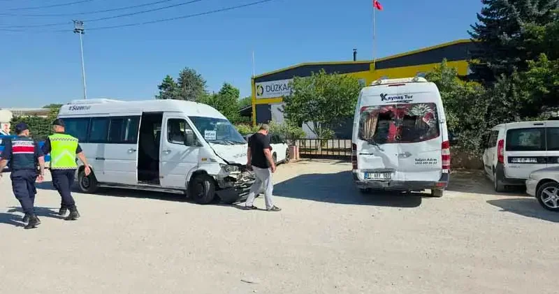 İşçi servis minibüsleri çarpıştı; 8 yaralı