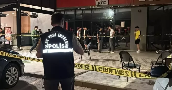 Kocaeli de kafenin önünde silahlı saldırıya uğrayan genç yaralandı