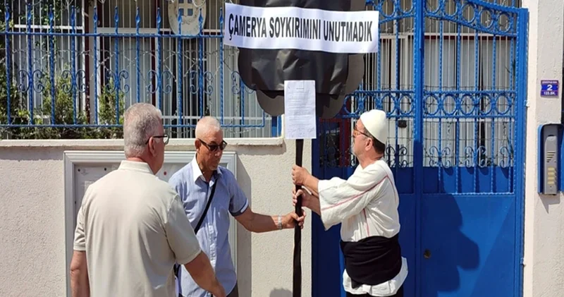 Edirne de Yunanistan Konsolosluğu önüne Çamerya soykırımını unutmadık yazılı çelenk bıraktılar