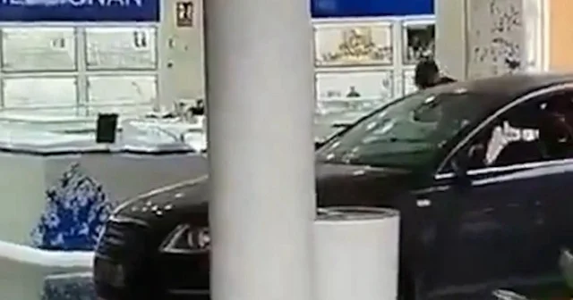 Madrid’de film gibi soygun: Lüks AVM’ye arabayla daldılar 3 dakikada 300 bin Euro’luk mücevher çaldılar VİDEO İZLE