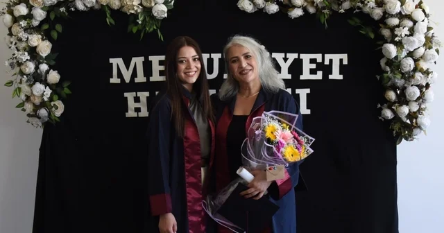 Samsun da üniversiteyi birlikte okuyan anne kız diplomalarını aldı Samsun Haberleri