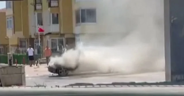 Büyükçekmece de park halindeki otomobil kendiliğinden alev aldı VİDEO İZLE