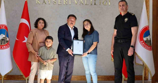 Kayseri de vali ve emniyet müdürü şehit çocuğuyla futbol oynadı VİDEO İZLE