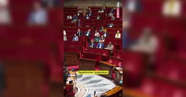 Fransa dünyaya rezil oldu! Başbakanın kafasına düştü! Oturuma ara verildi