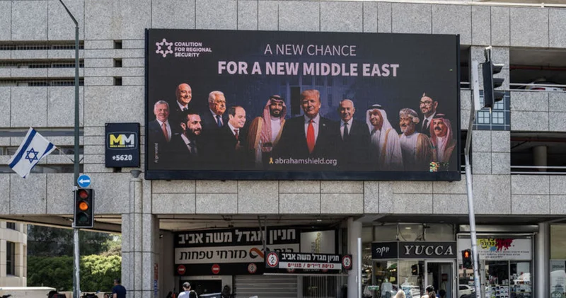 İran la ateşkes sonrası Tel Aviv de İsrail in Arap ülkeleriyle normalleşmesini talep eden afiş Dış Haberler