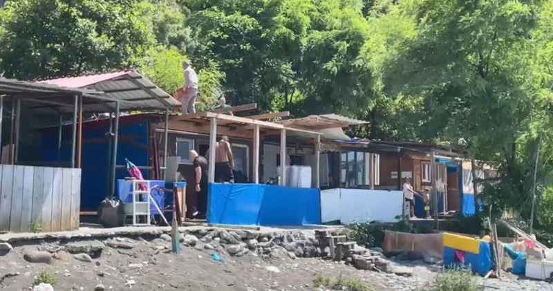 Artvin in Karadeniz kıyılarındaki kaçak yapılar yıkılıyor