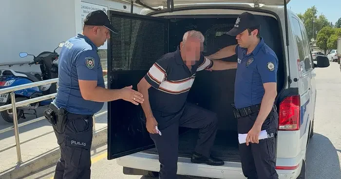 Adana da otobüste iğrenç olay! Gözaltına alındı, kimliği şaşkına çevirdi