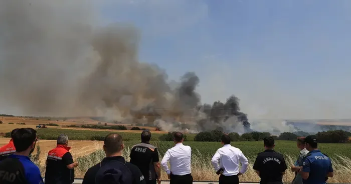 Edirne de balya yüklü römorktan tarım arazilerine sıçrayan yangın kontrol altına alındı