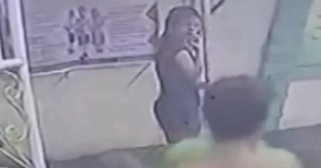 Selde yıkılan duvarın altında kalmaktan son anda kurtuldular VİDEO İZLE