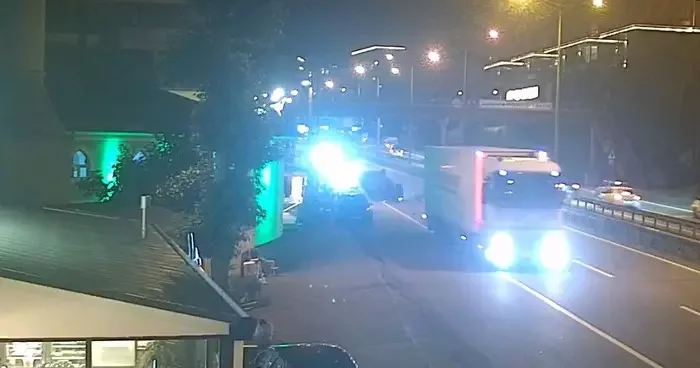 Yoldan karşıya geçmeye çalışırken araçların altında kaldı: 1 ölü, 2 yaralı
