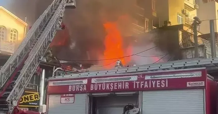 Tarihi semtte çıkan yangın söndürüldü: 5 iş yeri zarar gördü