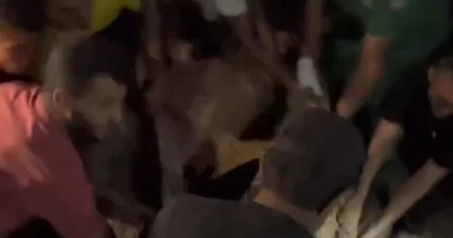 İsrail Gazze de onlarca çadırı bombaladı: Filistinliler elleriyle toprağı kazarak yakınlarını kurtarmaya çalıştı VİDEO İZLE