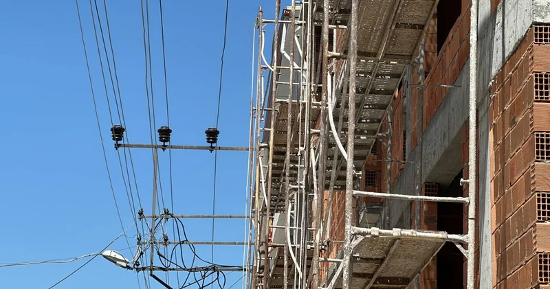 İskeleye çıkan işçi 4 ncü katta elektrik akımına kapıldı
