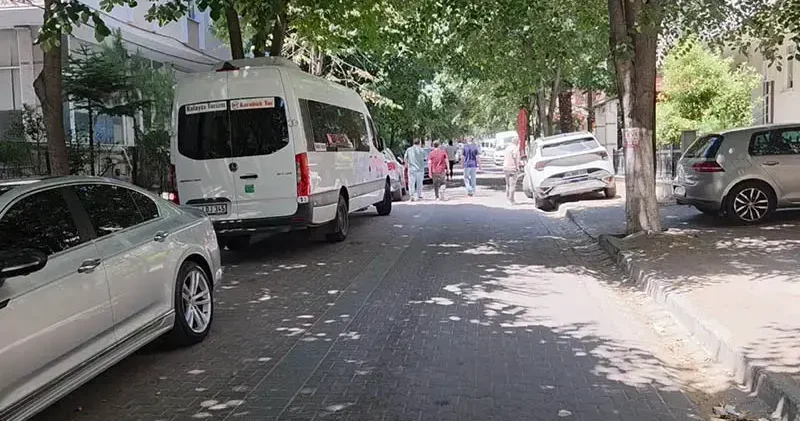 Avcılar da binanın önünde alkol alıp gürültü yapanları silahla yaraladı