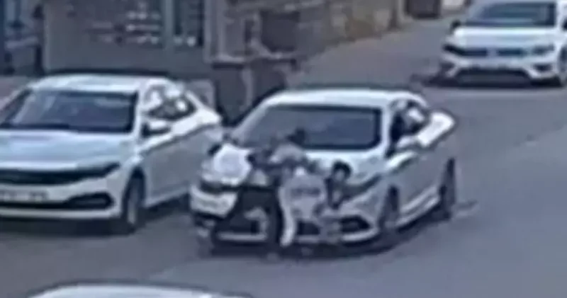 Bursa da otomobilin çarptığı anne oğul yaralandı; kaza kamerada