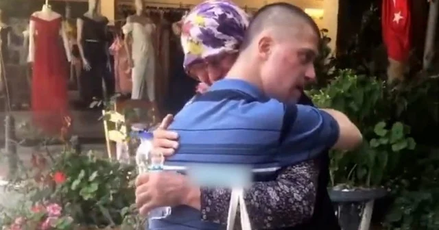 Alanya’da kaybolan Down Sendromlu Muhammet Can ın annesiyle kavuşması izleyenleri duygulandırdı VİDEO İZLE