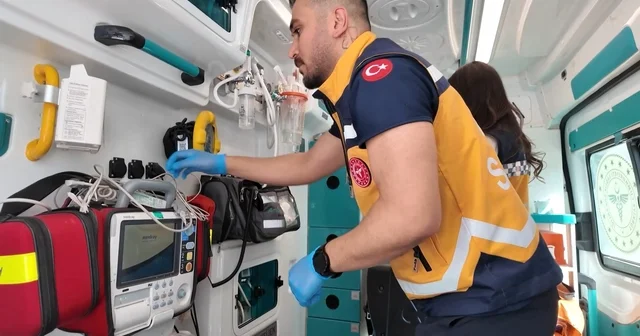 Hastaneye götürülürken ambulansta ikiz bebek dünyaya getirdi Şanlıurfa Haberleri