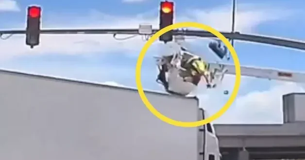 Sepetli vinç üzerindeyken kamyon çarptı! Feci kaza sosyal medyayı ikiye böldü