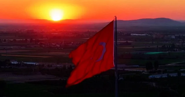 Karaman’da kartpostallık Türk bayrağı manzarası VİDEO İZLE