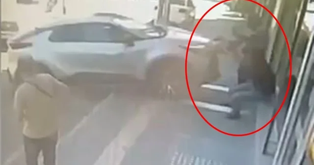 Kaldırıma çıkan cip, bankanın güvenlik görevlisine çaptı; kaza kamerada Tunceli Haberleri