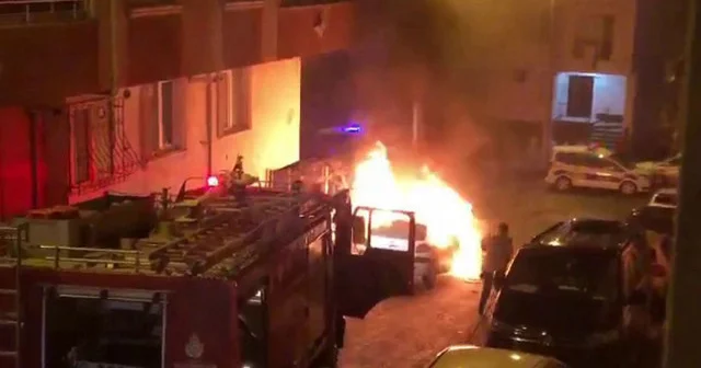 Arnavutköy de park halindeki araç alev aldı, yangın binaya sıçradı İstanbul Haberleri