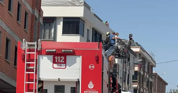Avcılar da bir apartmanda çıkan yangında 3 kişi yaralandı