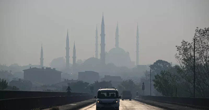 Komşu daki yangın, Edirne yi kararttı! Kentte görüş mesafesi düştü...