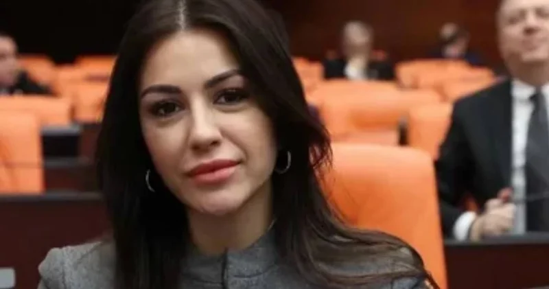 AKP li vekilin pozu olay oldu! Koluna takıp paylaştı
