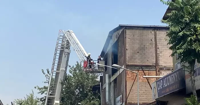Diyarbakır da 1. Sanayi Sitesi ndeki bir iş yerinde çıkan yangın söndürüldü