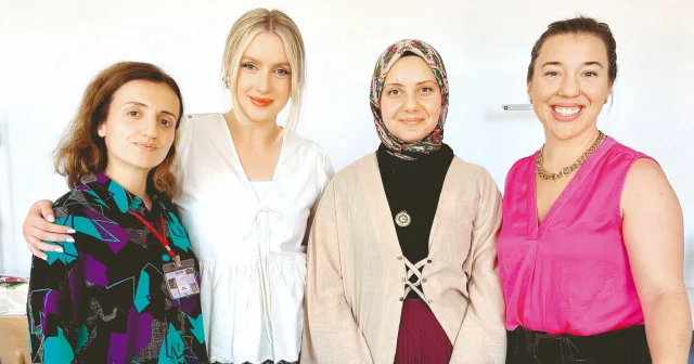 Yabancı tasarımcılar Anadolu kumaşlarıyla buluştu Yeni Şafak Pazar Eki Haberleri