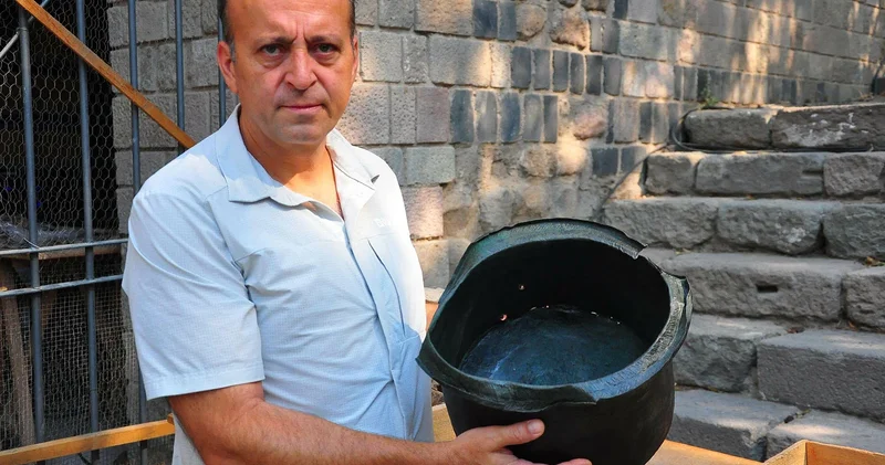 Pergamon Antik Kenti nde 1400 yıllık bronz kazan bulundu