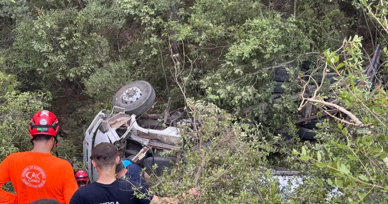 Orman yangını bölgesine su taşıyan tanker devrildi: 1 kişi hayatını kaybetti