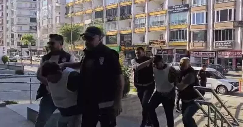 Pazarda 1 kişinin öldüğü kavganın 2 şüphelisi, çelik yelek giydirilerek adliyeye sevk edildi