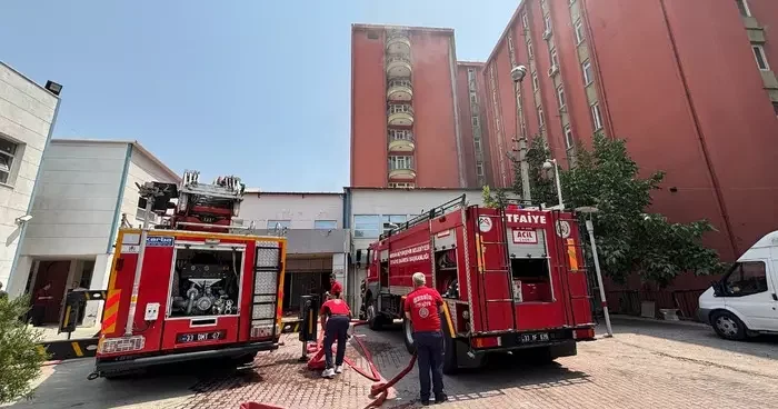 Mersin de eski hastane binasında çıkan yangın söndürüldü