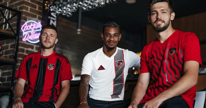 Süper Lig ekibinin formasında AC Milan esintileri var: Çok beğenildi