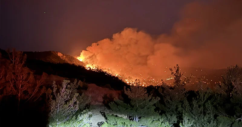 Kahramanmaraş ın Onikişubat ilçesinde orman yangını çıktı; 3 ev yandı, 130 kişi tahliye edildi