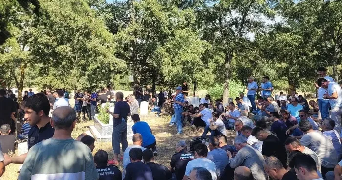 Bursa da yangın bölgesine giderken kalp krizinden hayatını kaybeden itfaiyeci defnedildi