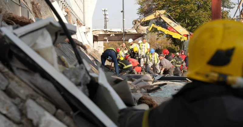 Almanya da yolcu treni raydan çıktı: Ölü ve yaralılar var