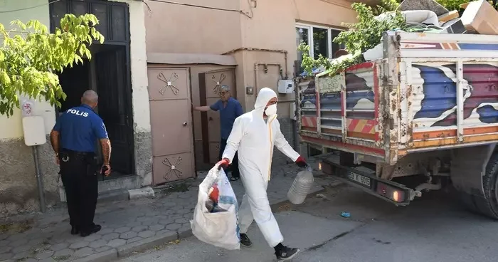 Eskişehir de apartman dairesinden 2,6 ton çöp çıkarıldı