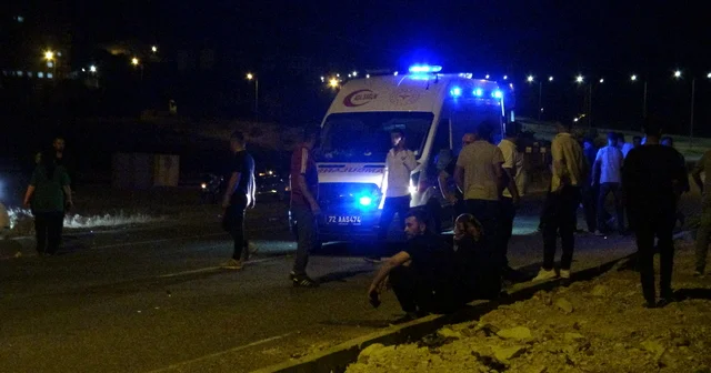 Aydınlatma direğine çarpan motosikletin sürücüsünün bacağı koptu Batman Haberleri