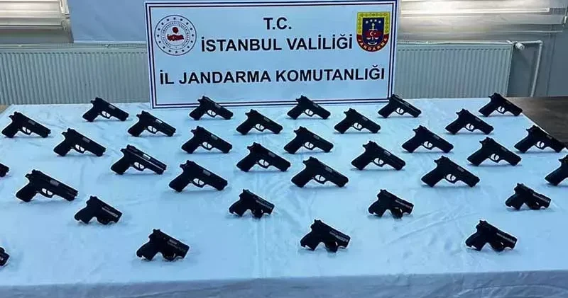 Eyüpsultan da Jandarmadan trafikte silah kaçakçılarına operasyon: Oyuncak poşetindeki karton kutudan 50 silah çıktı