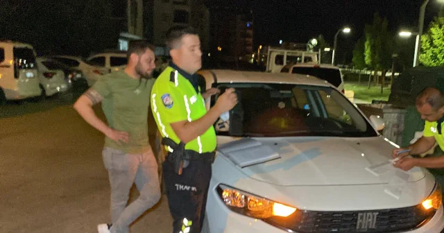 Aksaray da alkollü araç kullandığı tespit edilen sürücü ehliyeti için polis memurlarına yalvardı VİDEO İZLE