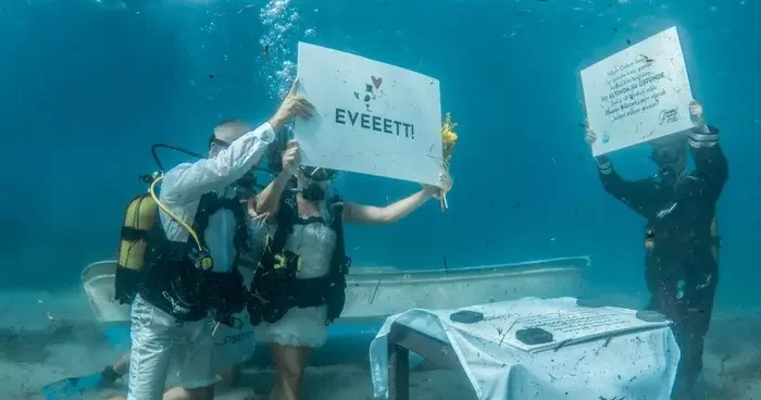 Çanakkale de deniz tutkunu çift su altında evlendi