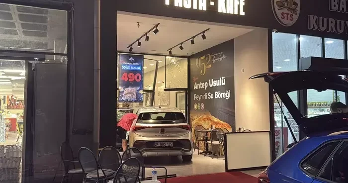 Yer: İstanbul! Kontrolden çıkan elektrikli araç pastaneye girdi