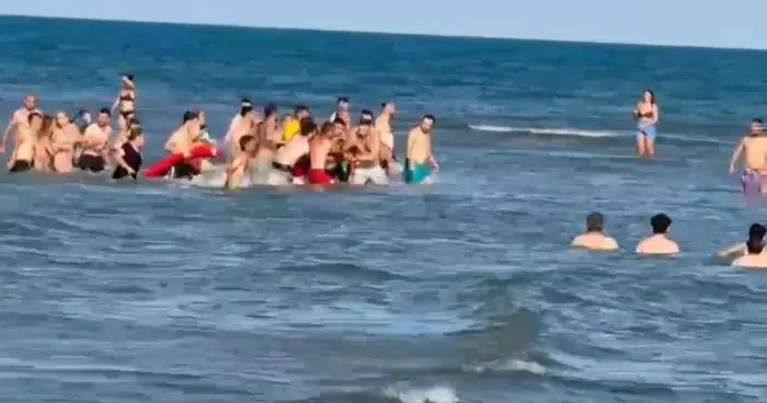 Denize giren aynı aileden 2 si çocuk 3 kişi boğulma tehlikesi geçirerek hastaneye kaldırıldı