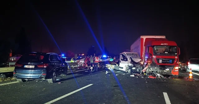 Adana da TIR, yol kenarındaki 3 araca çarptı; 8 yaralı Adana Haberleri